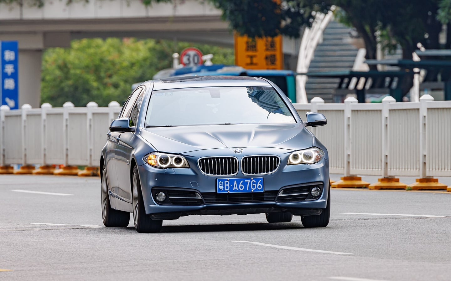 BMW 523i — фото 2