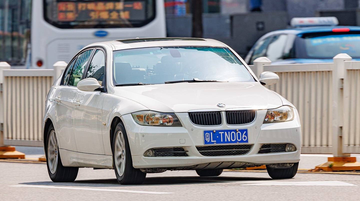 BMW 320i — фото 2